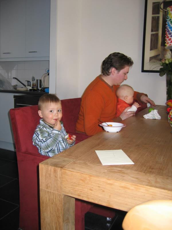 Merijn aan het eten op Mama`s verjaardag., geplaatst door mama Lizanne op 2006-05-17