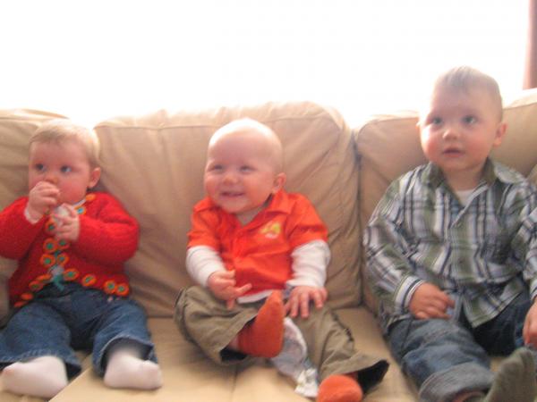 Merijn, Jesse en Floor op de bank., geplaatst door mama Lizanne op 2006-05-17