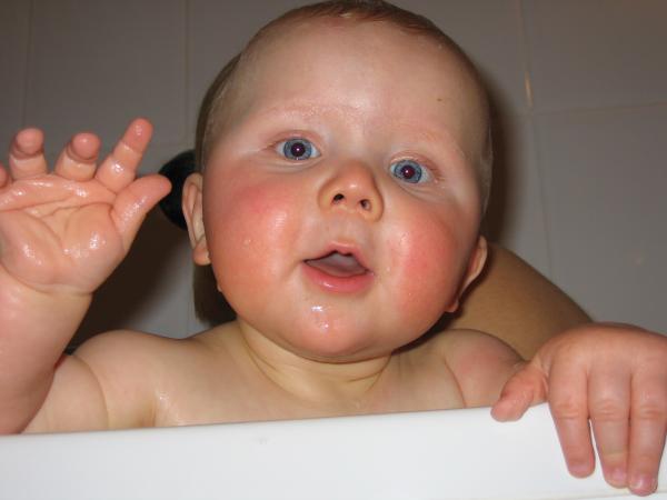 Jesse zwaaiend uit bad., geplaatst door mama Lizanne op 2006-05-17