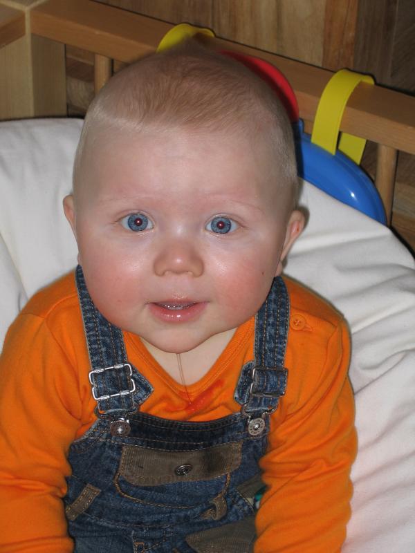 Jesse in de box., geplaatst door mama Lizanne op 2006-05-17