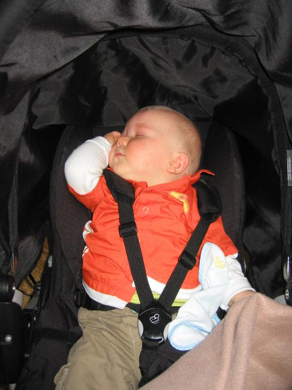 Jesse lekker aan het slapen., geplaatst door mama Lizanne op 2006-05-17