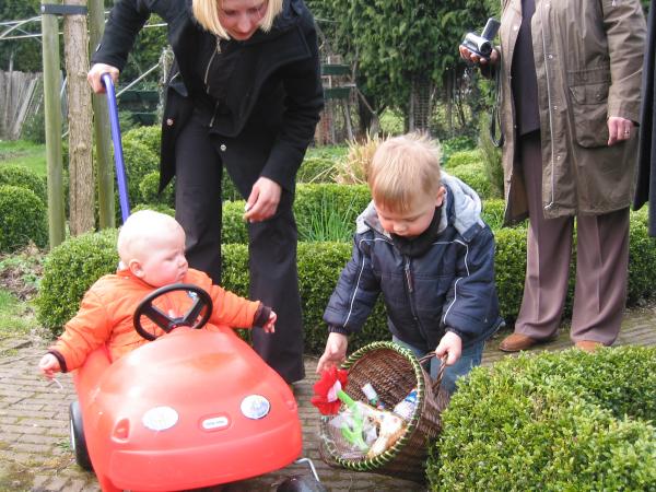 Merijn, Jesse en Mama eieren aan het zoeken met Pasen., geplaatst door mama Lizanne op 2006-05-17
