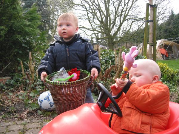 Merijn en Jesse eieren aan het zoeken met Pasen., geplaatst door mama Lizanne op 2006-05-17