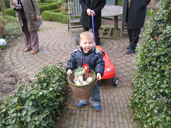 Merijn en Jesse eieren aan het zoeken met Pasen., geplaatst door mama Lizanne op 2006-05-17
