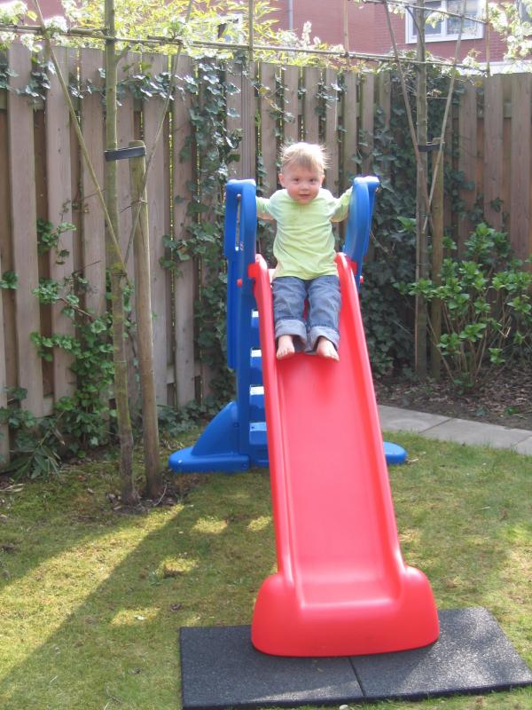 Merijn op de glijbaan., geplaatst door mama Lizanne op 2006-05-17