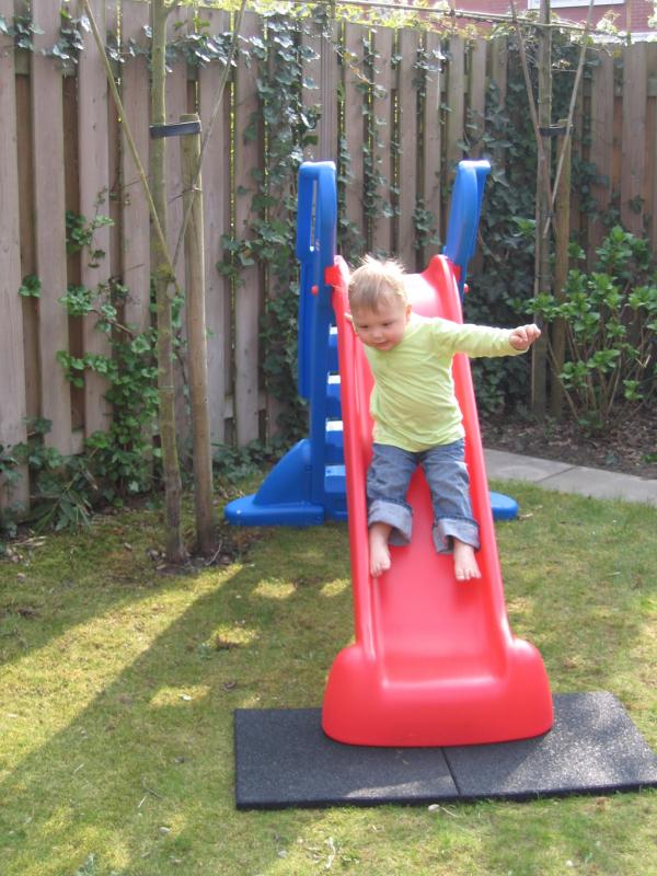 Merijn op de glijbaan., geplaatst door mama Lizanne op 2006-05-17