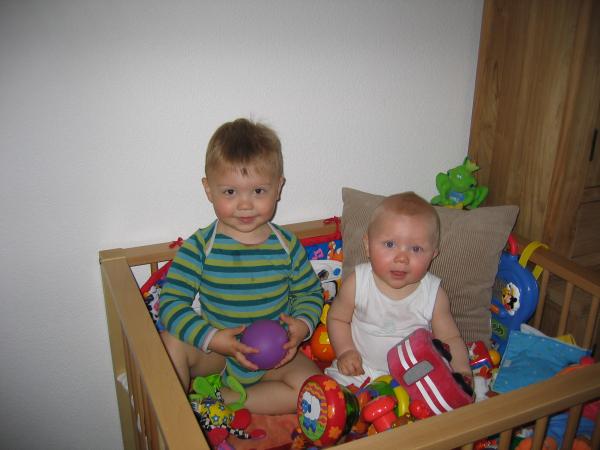 Merijn en Jesse samen in de box., geplaatst door mama Lizanne op 2006-05-17