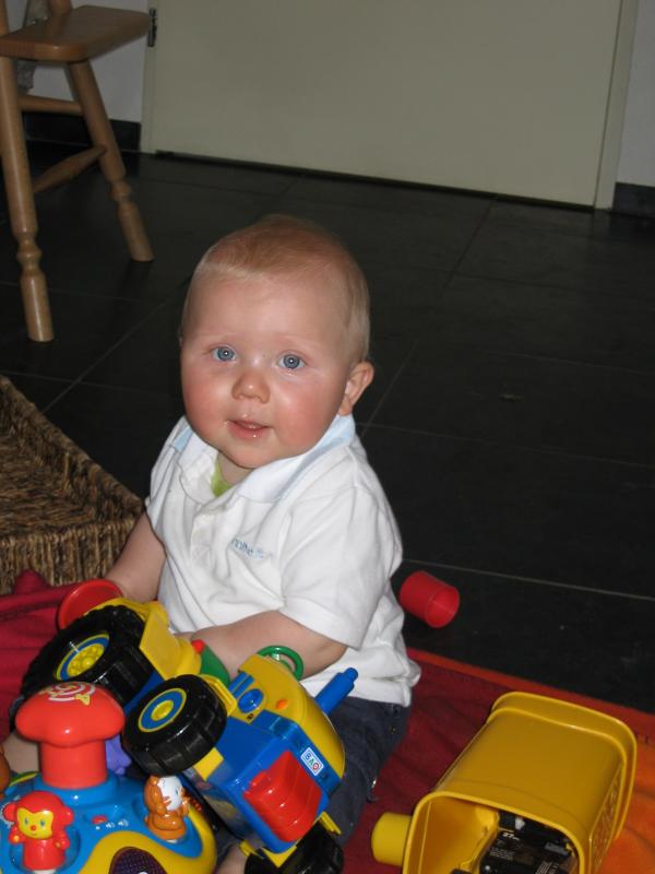 Jesse aandachtig aan het spelen., geplaatst door mama Lizanne op 2006-05-17