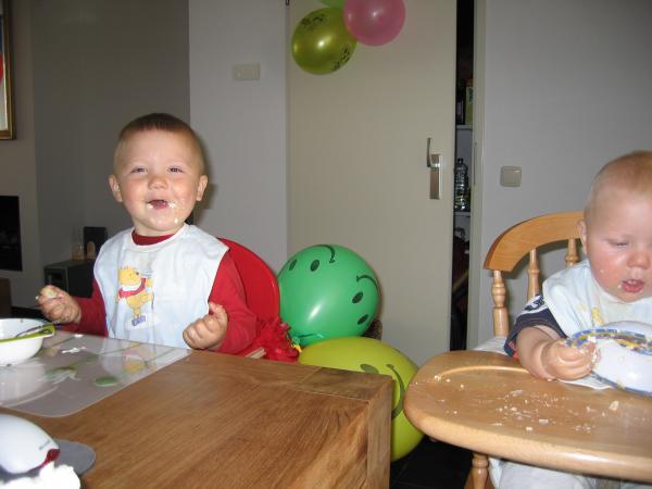 Merijn taart aan het eten., geplaatst door mama Lizanne op 2006-05-31