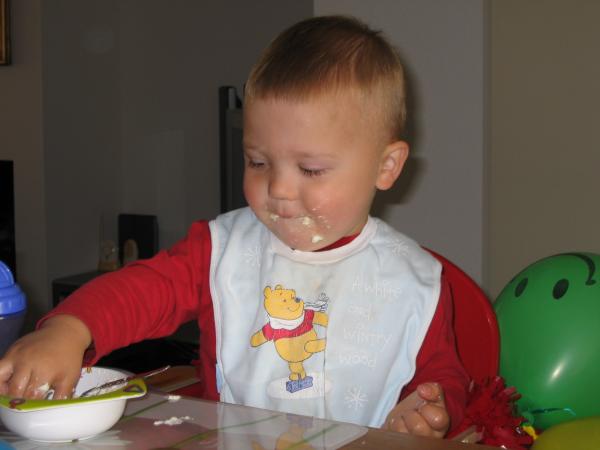 Merijn taart aan het eten., geplaatst door mama Lizanne op 2006-05-31