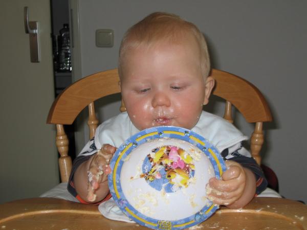Jesse taart aan het eten., geplaatst door mama Lizanne op 2006-05-31
