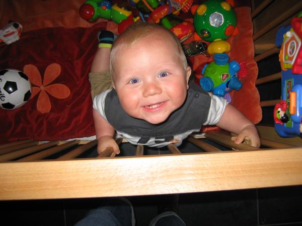 Jesse probeert te staan., geplaatst door mama Lizanne op 2006-06-22