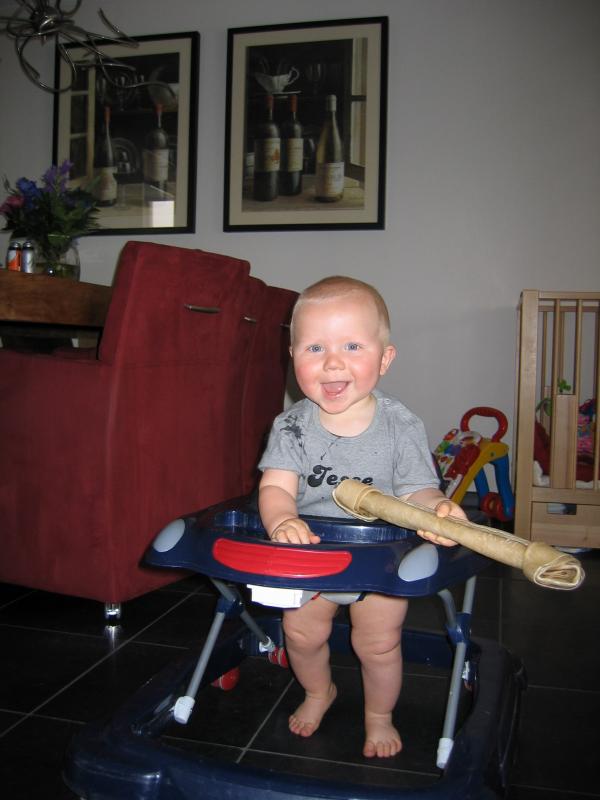 Jesse heeft een kluif te pakken., geplaatst door mama Lizanne op 2006-06-22