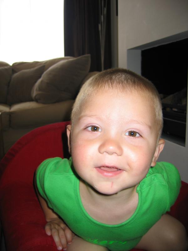 Merijn laat nog even zijn kapsel zien., geplaatst door mama Lizanne op 2006-06-22