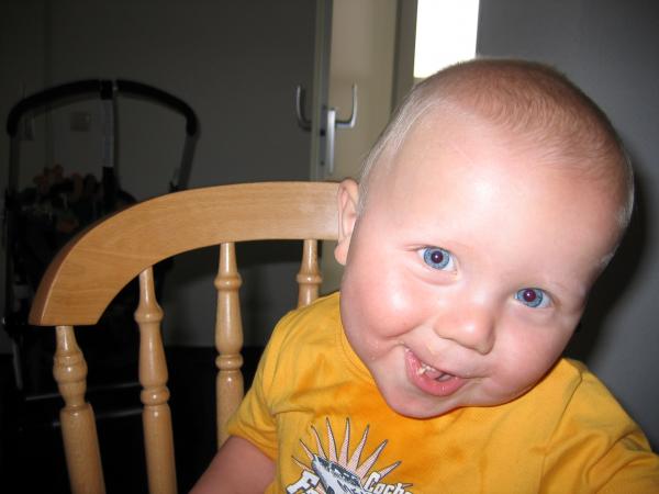 Jesse ondeugend een koekje aan het eten., geplaatst door mama Lizanne op 2006-06-22