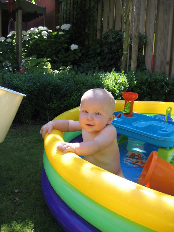 Jesse en Merijn samen buiten in het badje., geplaatst door mama Lizanne op 2006-07-03