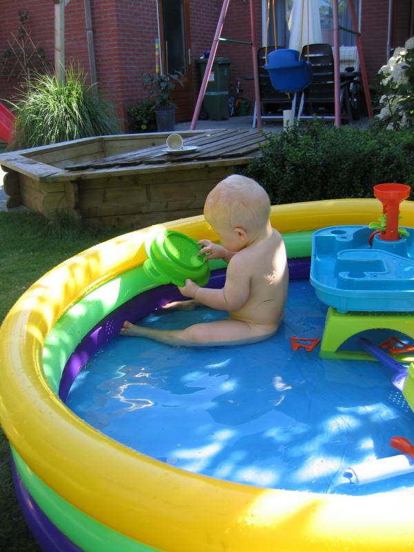 Jesse en Merijn samen buiten in het badje., geplaatst door mama Lizanne op 2006-07-03