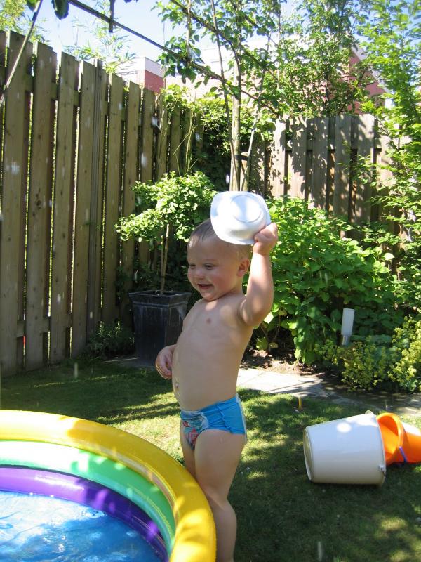 Jesse en Merijn samen buiten in het badje., geplaatst door mama Lizanne op 2006-07-03