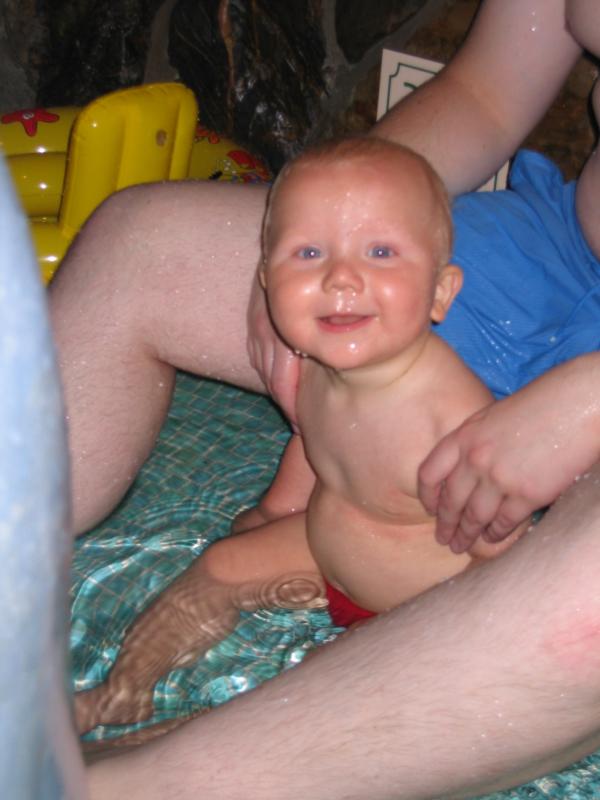 Jesse lekker in het zwembad., geplaatst door mama Lizanne op 2006-08-01