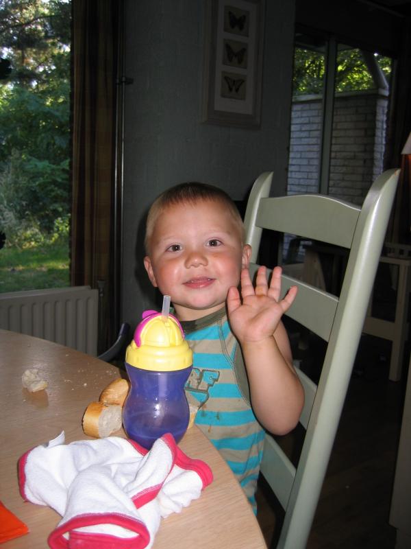 Merijn lekker aan het eten!, geplaatst door mama Lizanne op 2006-08-01