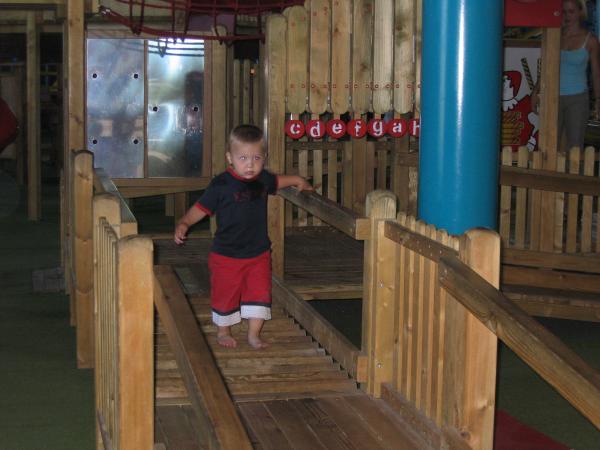 Merijn rond aan het rennen in het speelhuis., geplaatst door mama Lizanne op 2006-08-01