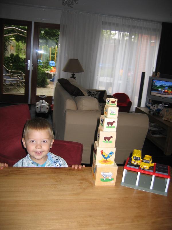 Merijn blij met zijn toren., geplaatst door mama Lizanne op 2006-10-11