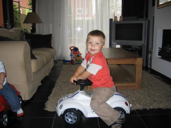 Merijn op de loopauto., geplaatst door mama Lizanne op 2006-10-11