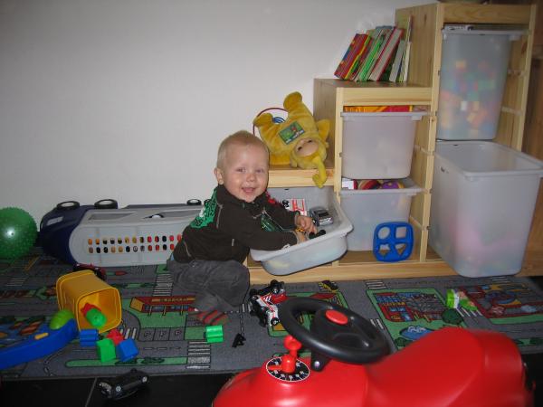 Jesse rotzooi aan het maken., geplaatst door mama Lizanne op 2006-10-11