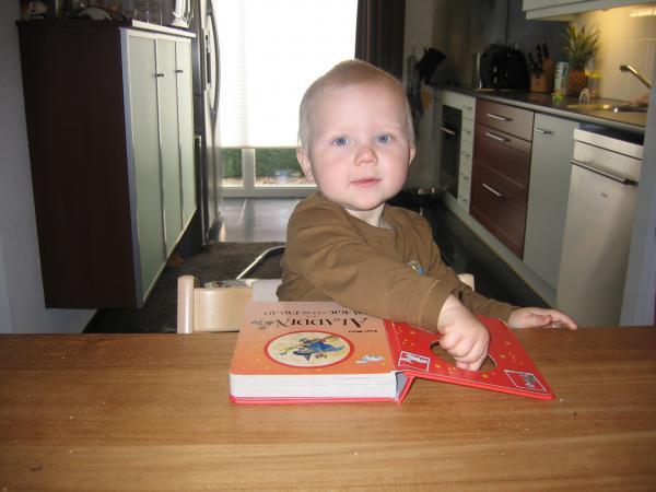 Jesse boekje lezen aan de tafel., geplaatst door mama Lizanne op 2006-10-17