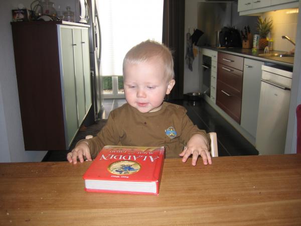 Jesse boekje lezen aan de tafel., geplaatst door mama Lizanne op 2006-10-17