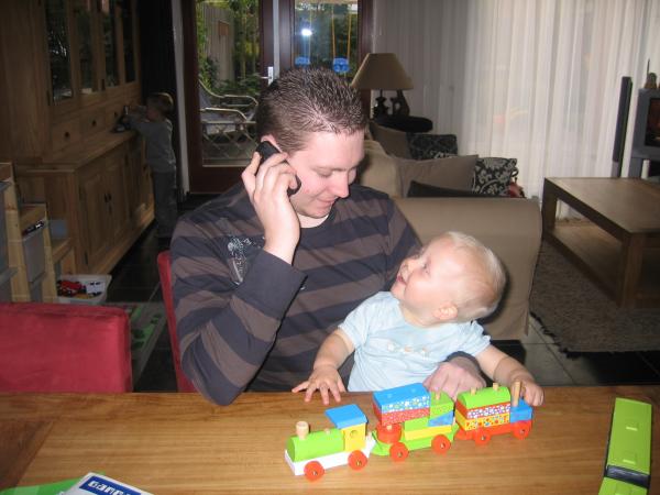 Jesse wacht tot papa klaar is met bellen., geplaatst door mama Lizanne op 2006-10-17