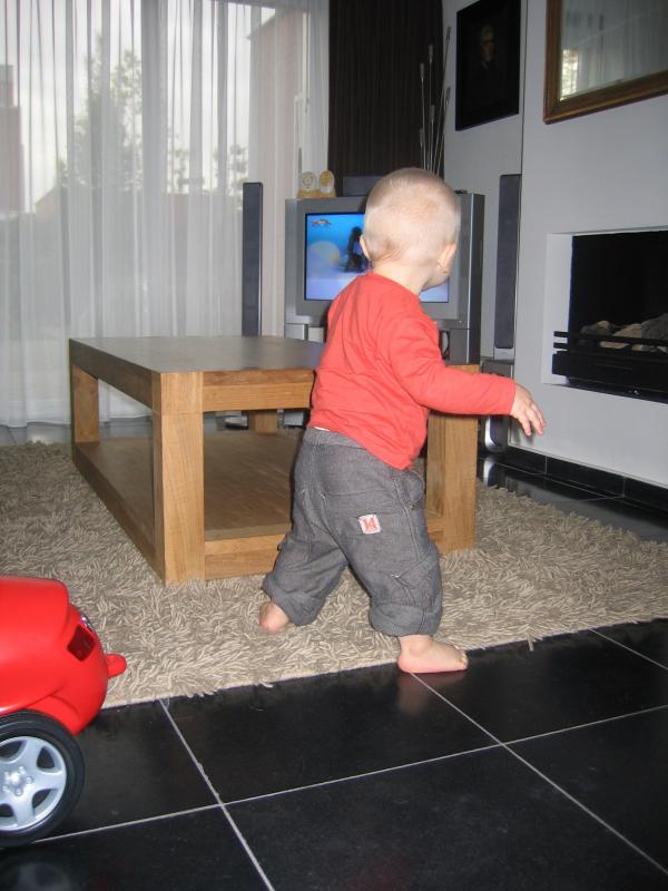 Jesse loopt kleine stukjes!, geplaatst door mama Lizanne op 2006-10-25