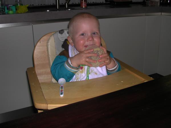 Jesse toetje eten bij Oma en Opa Janssen., geplaatst door mama Lizanne op 2006-10-26