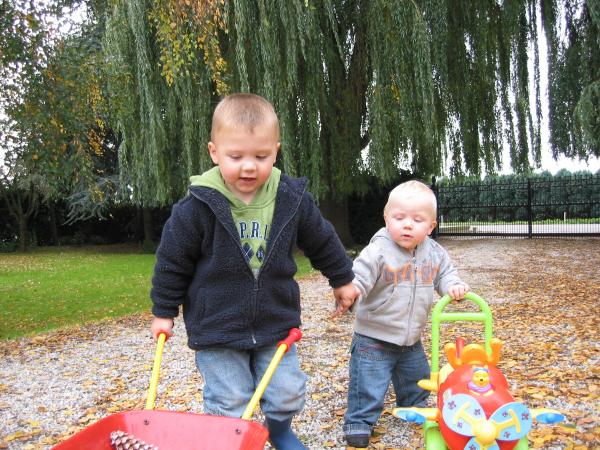 Merijn en Jesse samen aan de wandel., geplaatst door mama Lizanne op 2006-10-26