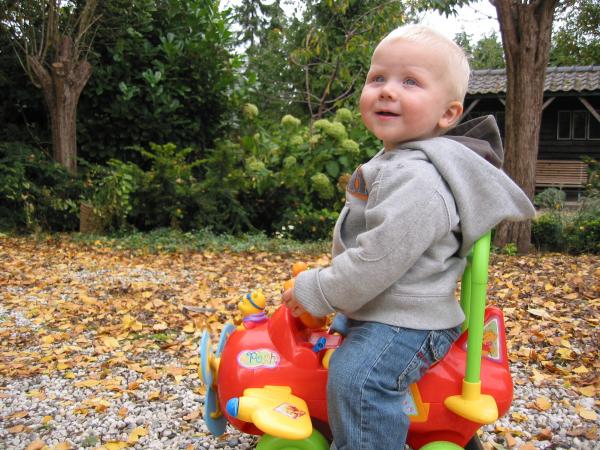 Jesse op de loopauto., geplaatst door mama Lizanne op 2006-10-26