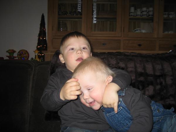 Merijn is Jesse aan het klieren., geplaatst door mama Lizanne op 2007-01-14