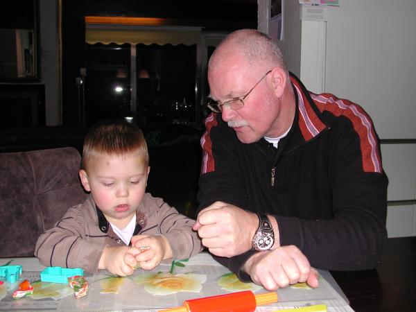 Merijn aan het kleien met Opa Herman., geplaatst door mama Lizanne op 2007-01-29