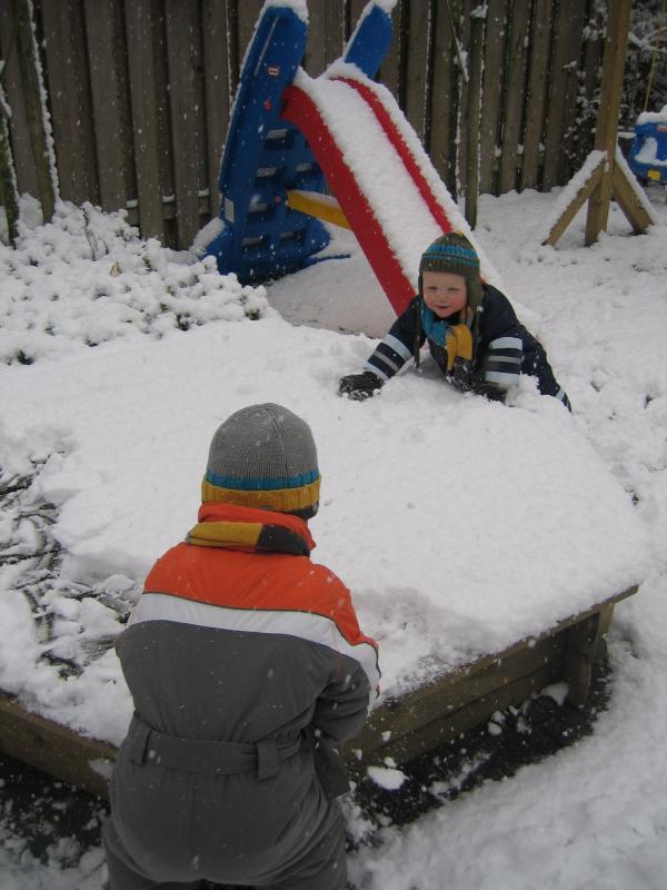 Merijn en Jesse in de sneeuw., geplaatst door mama Lizanne op 2007-05-25