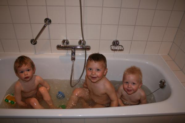 Merijn, Jesse en Thijme samen in bad op vakantie., geplaatst door mama Lizanne op 2007-05-25