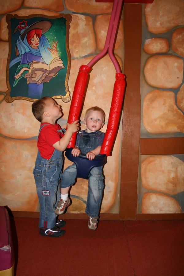 Jesse in de klok en Merijn duwen., geplaatst door mama Lizanne op 2007-05-25