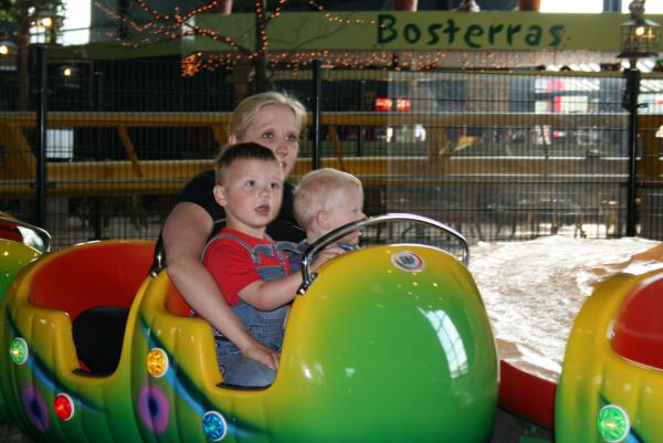 Mama, Merijn en Jesse in de rups., geplaatst door mama Lizanne op 2007-05-25