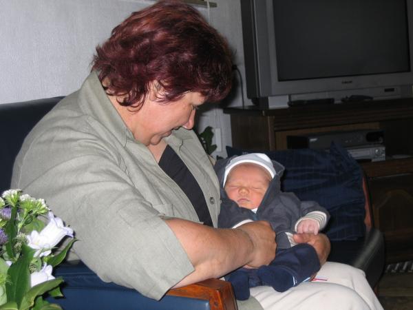 Merijn op schoot bij oudtante Carla, geplaatst door papa Boudewijn op 2004-06-08