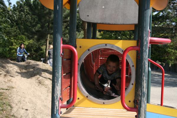 Merijn kruipt door de buis van het speeltoestel., geplaatst door mama Lizanne op 2007-05-25