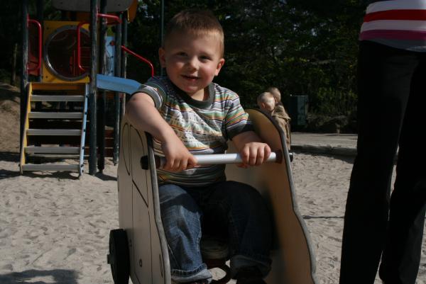 Merijn op de wipkip., geplaatst door mama Lizanne op 2007-05-25