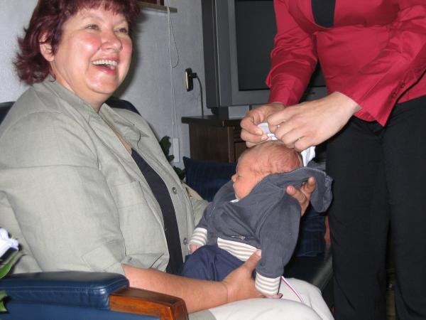 Merijn op schoot bij oudtante Carla, geplaatst door papa Boudewijn op 2004-06-08