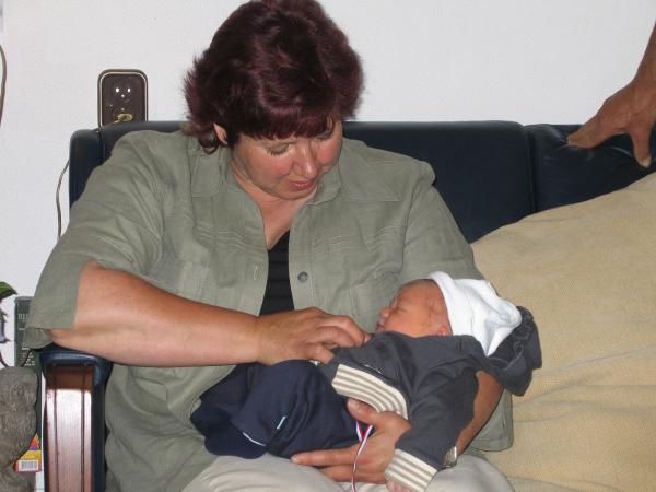 Merijn op schoot bij oudtante Carla 2, geplaatst door papa Boudewijn op 2004-06-08