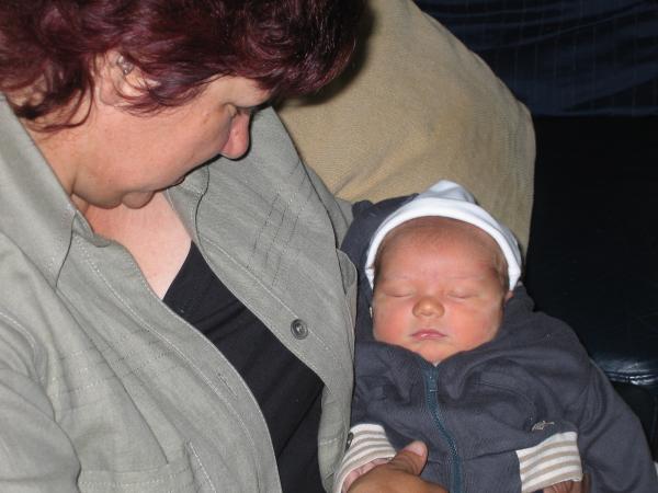 Merijn op schoot bij oudtante Carla 3, geplaatst door papa Boudewijn op 2004-06-08