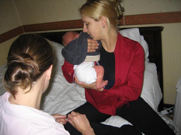 Merijn krijgt z'n hielprikje, geplaatst door papa Boudewijn op 2004-06-08