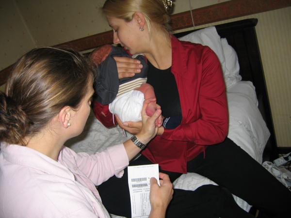 Merijn krijgt z'n hielprikje 2, geplaatst door papa Boudewijn op 2004-06-08