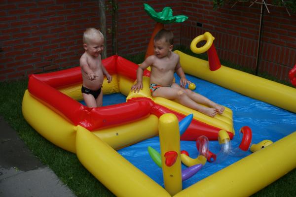 Merijn en Jesse in het speelbad., geplaatst door mama Lizanne op 2007-08-15